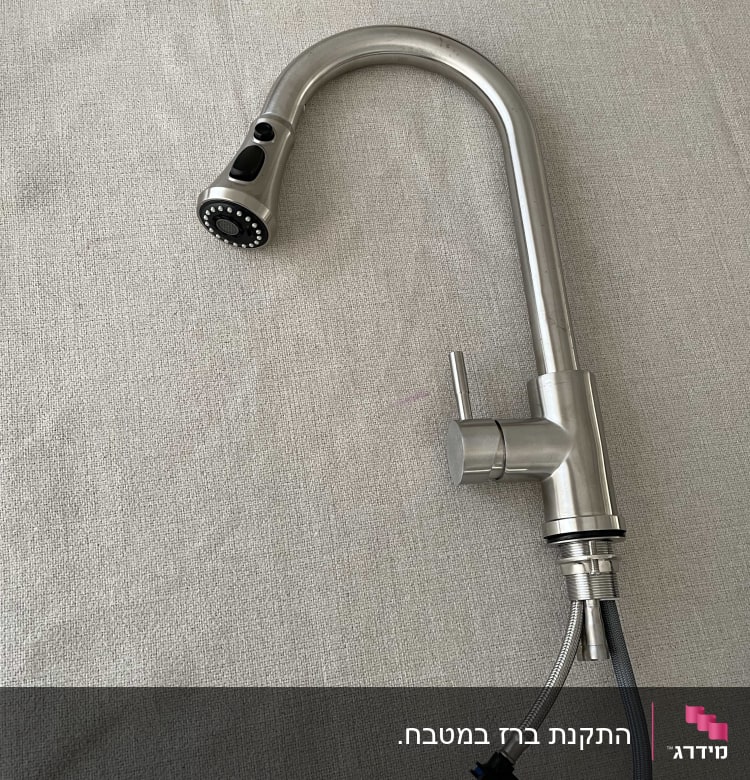 ברז נירוסטה עם צינור גמיש וחיבורים